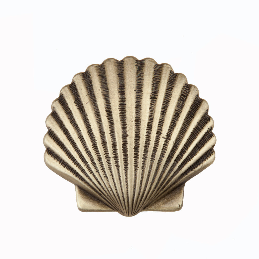Acorn DPAAP: 1-3/8" Small Scallop Cabinet Knob - Antique Brass 1