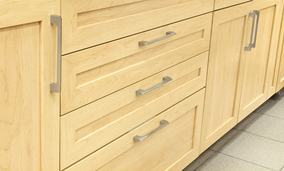 Richelieu BP81496140: 96mm cc Tichester Cabinet Pull - Polished Chrome