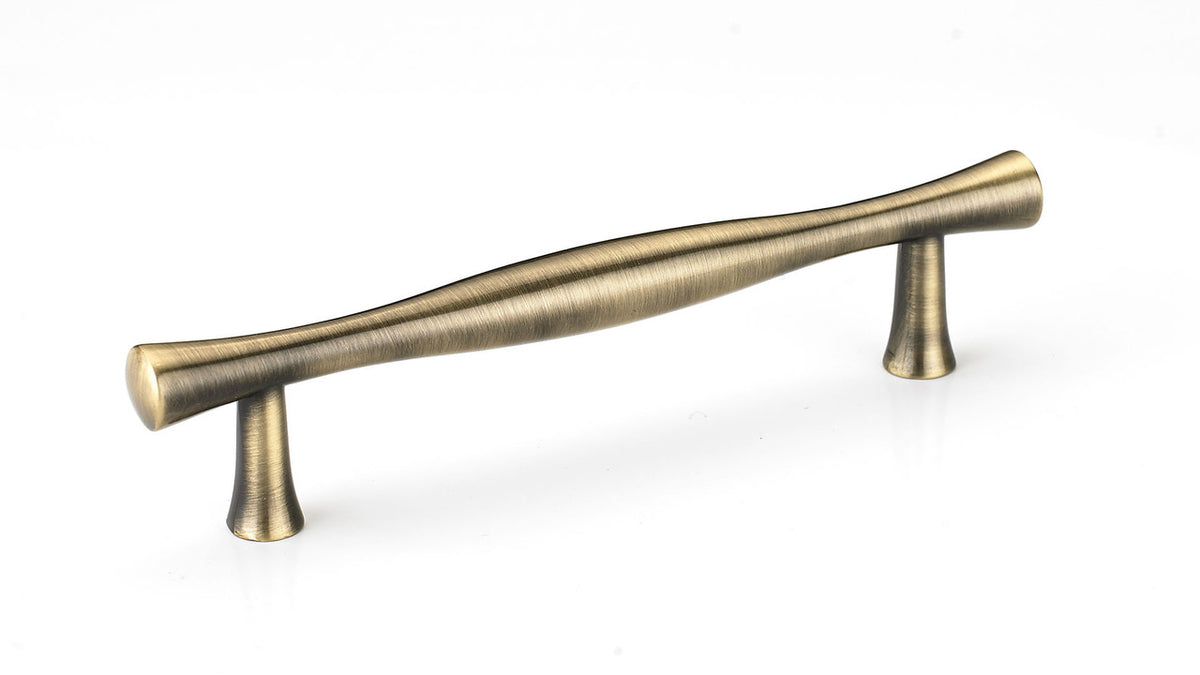Richelieu BP9161196AE: 96mm cc Salabury Cabinet Pull - Antique English