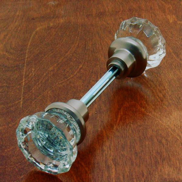 IDH Brass 21302-015: Fluted Crystal Knob Set w/Solid Brass Shank - Satin Nickel